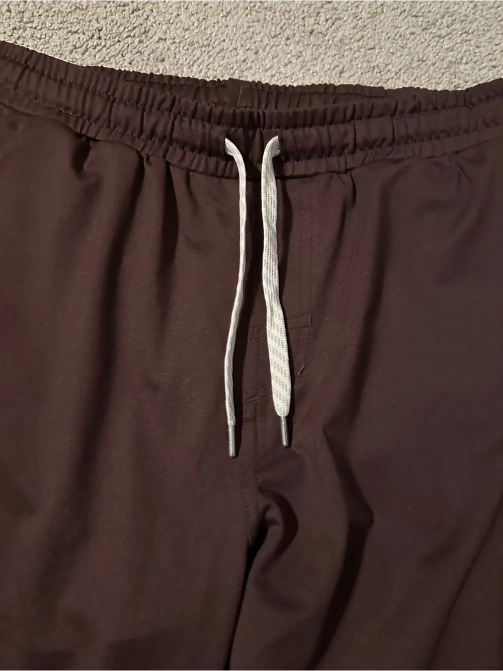 Vuori Sunday Performance Jogger Mens Size S Zipper Pockets Stretch Oxblood
